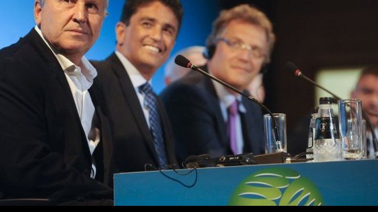Imagem Zico mantém candidatura à Fifa e critica corrupção na entidade