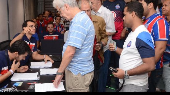 Imagem Em Assembleia, sócios formam filas para decidirem futuro do Bahia