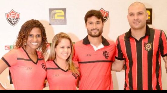 Imagem Jogadores do Vitória ganham apoio da torcida em evento antes do BAVI