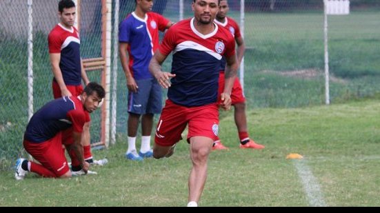 Imagem Com dores no púbis, Kieza é poupado de treino no Bahia
