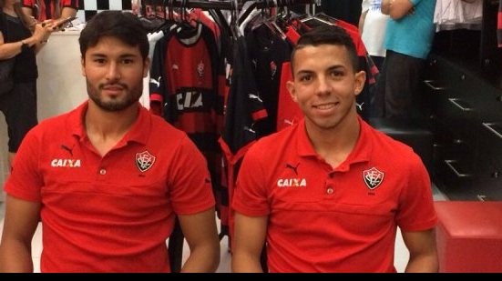 Imagem  Jogadores do Vitória participam de ação para vendas de ingressos