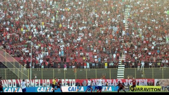 Imagem Vitória faz a festa da torcida, goleia o Bahia e volta ao G-4