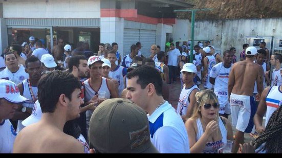Imagem Presidente do Bahia ouve reclamações dos torcedores na arquibancada do Barradão