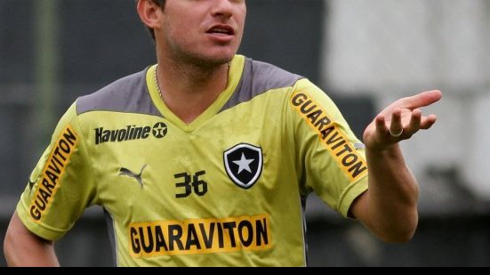 Imagem Negociação para rescindir com Botafogo avança e volante fica próximo do Vitória