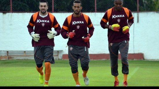 Imagem Com titular suspenso, goleiro ex-Vitória pode enfrentar o rubro negro