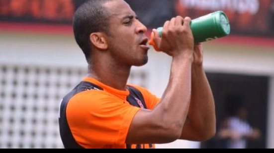 Imagem Vitória resolve pendências e anuncia contratação de meia que já treina no clube