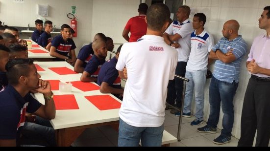 Imagem Presidente do Bahia almoça com garotos da base antes de viagem para Taça BH