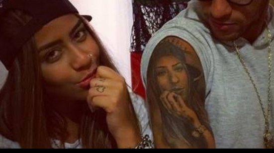 Imagem Irmã de Neymar tatua o rosto do craque no braço como homenagem