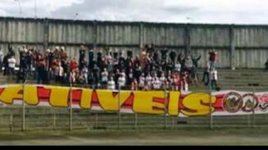 Imagem Torcida do Vitória é retirada de estádio paranaense antes do final da partida