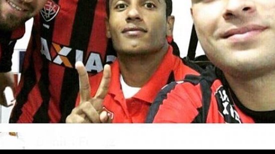 Imagem Provocado em rede social, zagueiro do Vitória relembra goleada no BaVi para zoar