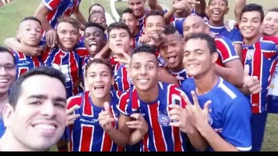Imagem Após título da Copa 2 de Julho, presidente do Bahia faz ‘selfie’ com garotada