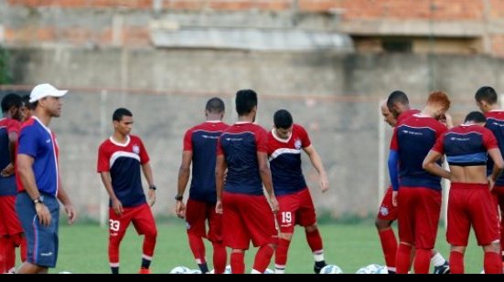 Imagem Com retorno de Willians, Sérgio Soares comanda treino técnico no Fazendão