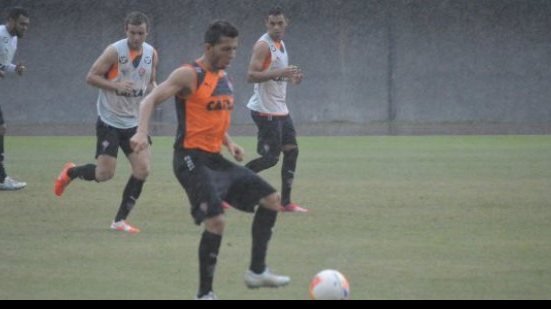 Imagem Vitória treina sob chuva em Pituaçu