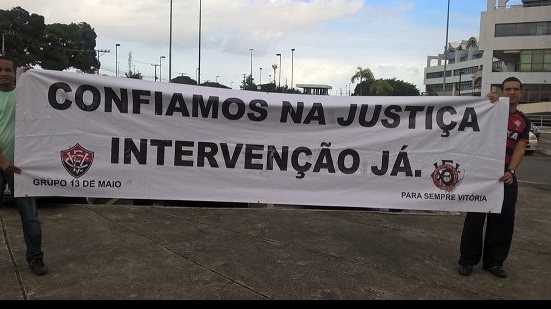 Imagem Rubro negros pedem intervenção no Vitória em frente ao TJ-BA