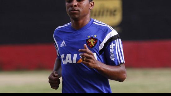 Imagem Santa Cruz anuncia lateral direito Vitor