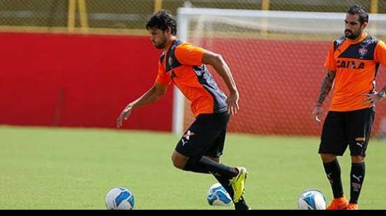 Imagem  Jogadores do Vitória comemoram triunfo contra o CRB