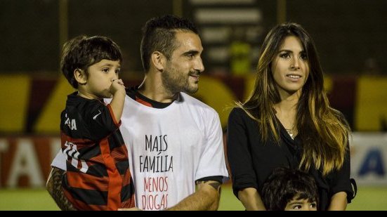 Imagem Jogadores do Vitória  apoiam campanha do governo “Mais família, menos drogas