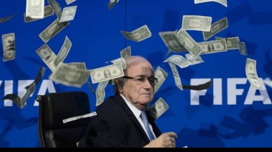Imagem Comediante atira notas falsas de dólares no presidente da FIFA durante evento