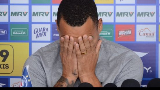 Imagem Titi chora na despedida e mostra confiança em acesso do Bahia