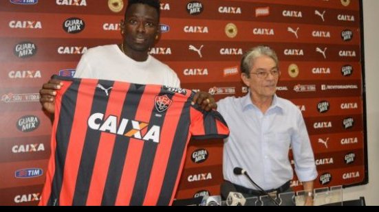 Imagem Presidente do Vitória rasga elogios à Kanu: &quot;dispensa apresentação&quot;