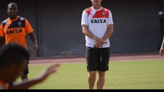 Imagem Mancini defende entrada de Ednei e Mansur e quer triunfo sobre o Náutico