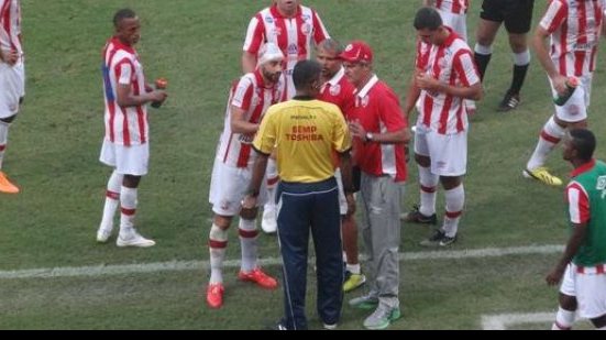 Imagem Arbitragem cede à pressão em Pernambuco e Vitória é derrotado pelo Náutico