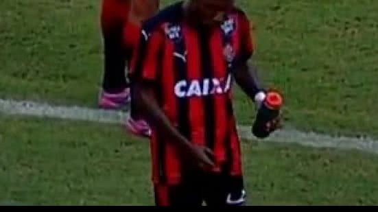 Imagem Rhayner revela insultos racistas e pede desculpas por gestos obscenos à torcida