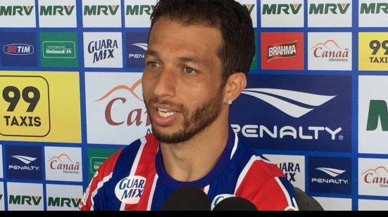 Imagem Cicinho apresenta características, elogia técnico e se coloca à disposição