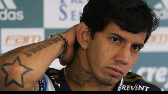 Imagem Em coletiva descontraída, ex-Vitória promete arrochar em comemoração de gol