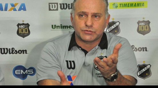 Imagem Técnico do ABC explica afastamento de artilheiro para jogo com o Bahia