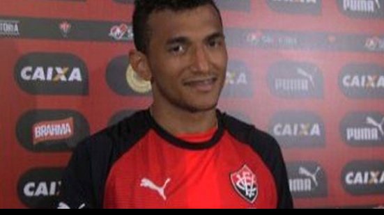 Imagem Autor do gol do Rubro-Negro, Rogério comemora permanência no G-4