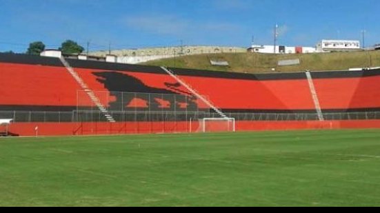 Imagem Vitória contrata empresa para cuidar do gramado do Barradão e dos campos do CT