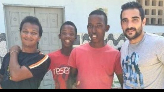 Imagem Escudero entrega alimentos em instituição beneficente: muito bom ver sorrisos