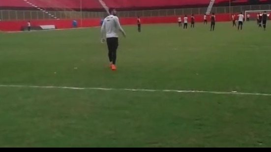 Imagem Fernando Miguel treina com elenco e deve voltar a ser opção no Vitória