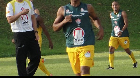 Imagem Após afastar e proibir Leílson de treinar, Vitória empresta meia 