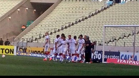 Imagem Fernando Miguel volta a sentir lesão na coxa, é substituído e preocupa