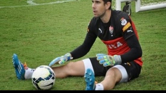 Imagem Fernando Miguel lamenta lesão; Vitória convoca goleiro sub-20 e volante
