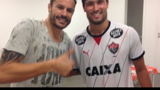 Imagem Ex-Vitória, Michel reencontra e parabeniza ex-colegas de clube após triunfo 