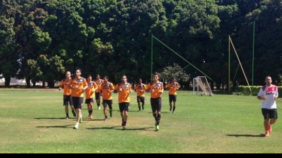 Imagem Vitória treina em Cuiabá de olho no Santa Cruz e meias ficam sob cuidados do DM