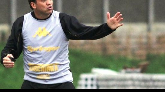 Imagem Em crise na Série A, Vasco mira ex-ídolo do Vitória que é treinador na Série B