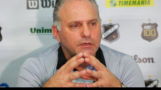Imagem  Após derrota em casa, ex-técnico do Vitória entrega cargo no ABC