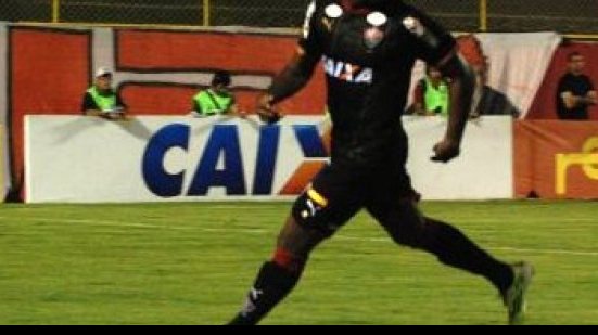 Imagem Ainda sem convencer, lateral do Vitória mira chance no time titular