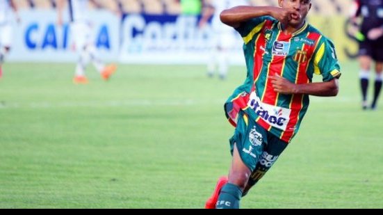 Imagem Artilheiro e meia do Sampaio Corrêa estão fora do jogo com o Vitória