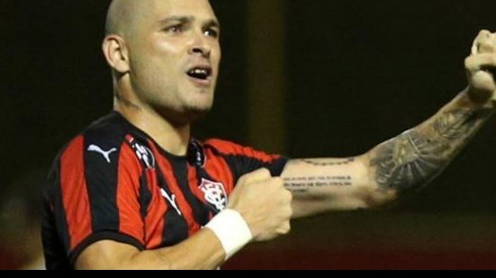 Imagem Após especulação, presidente do Grêmio nega interesse em zagueiro do Vitória