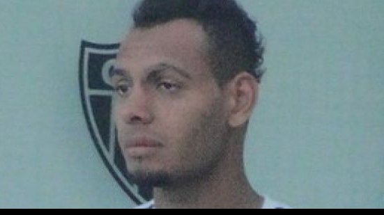 Imagem Mansur comete gafe e se apresenta no Atlético-MG com camisa da cor do Cruzeiro