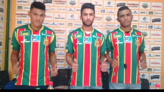 Imagem Adversário do Vitória, Sampaio Corrêa contrata dois meias e um atacante