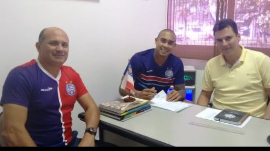 Imagem Goleiro titular do Bahia renova contrato até 2017