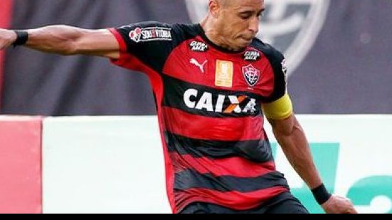 Imagem Prestes a voltar ao time titular, Jorge Wagner diz que o Vitória mira título