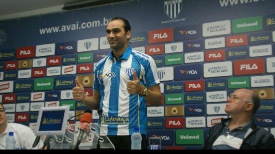 Imagem Apresentado no Avaí, Gamalho promete gols e relembra ajuda ao clube catarinense