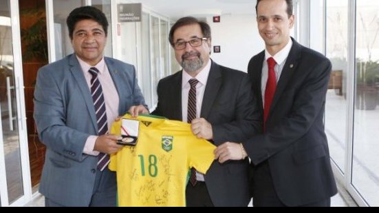 Imagem Presidente da FBF é homenageado pela CBF por trabalho no futebol feminino 